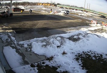 Un réservoir sort du sol à une station-service
