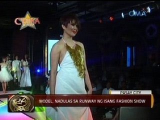 Model, nadulas sa runway sa isang fashion show