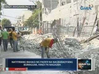Natitirang bahagi ng pader sa Quezon City na nagbabadyang bumagsak, hindi pa nagigiba