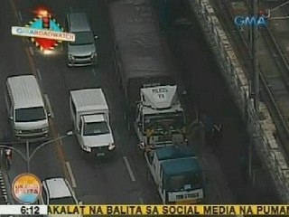 UB: Truck na may kargang buhangin, tumirik sa EDSA-Timog southbound