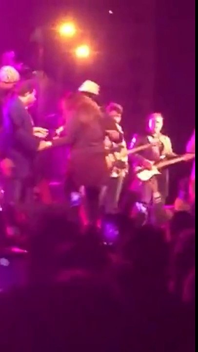 Pakistani Singer Atif Aslam STOPS Concert To SAVE Girl From Being HARASSED By Boys | Atif Aslam Save Girl Life