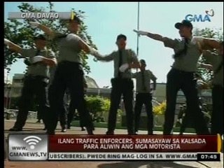 24 Oras: Ilang traffic enforcers, sumasayaw sa kalsada para aliwin ang mga motorista