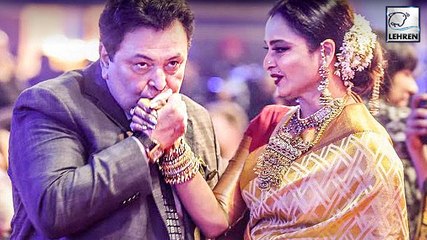 Rishi Kapoor KISSES Rekha's Hand | Filmfare Awards  2017 | LehrenTV