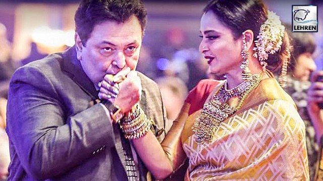 Rishi Kapoor KISSES Rekha's Hand | Filmfare Awards 2017 | LehrenTV