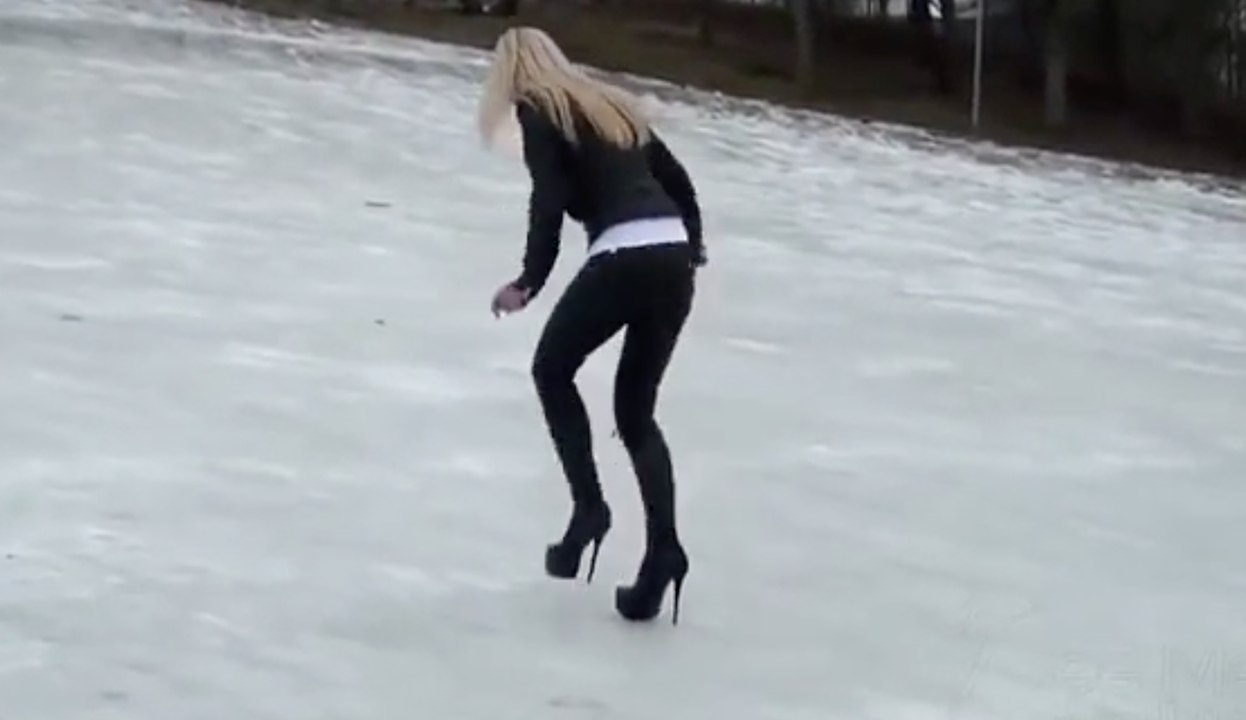 Cette femme pense pouvoir monter une pente gelée avec ses talons aiguilles...
