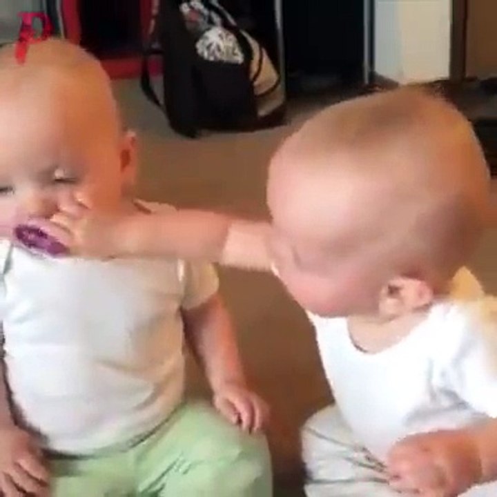 HAHAHAHAHA....TWIN BABYS HAVE LOTS OF FUN