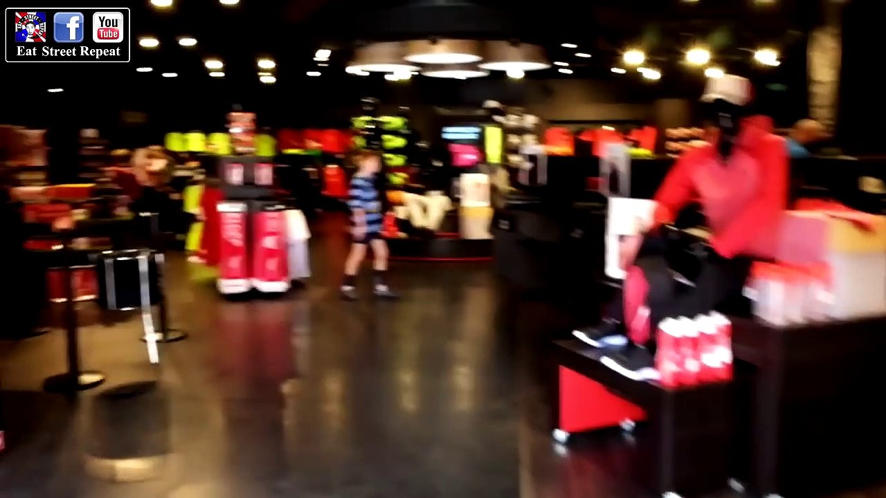 เด็กผีแดงไปเยือนถิ่นเป็ดแดง (Manchester United fan visits Liverpool) ••Eat Street Repeat Ep.05••