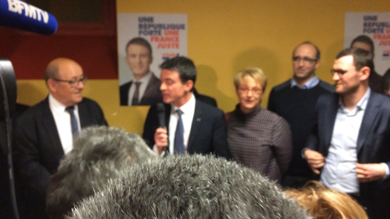 Manuel Valls parle aux sympathisants