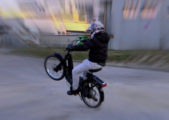 LUCA LONG WHEELIES WITH HIS PIAGGIO CIAO (VIDEO 4K)
