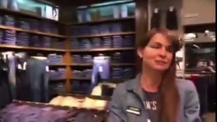 Скажіть, будь-ласка, ви зі мною будете говорити  Українською мовою???