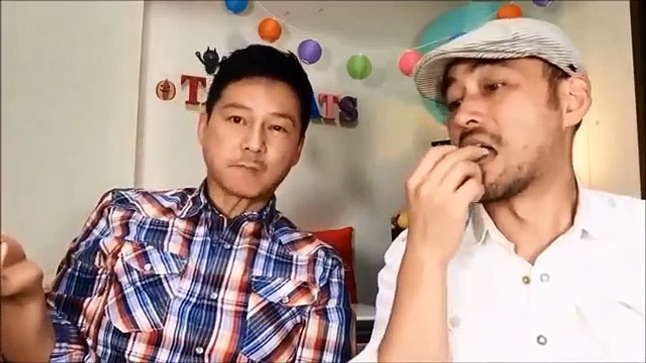 שני יפנים טועמים בפעם הראשונה חטיפי חלבה בקטנה של בארכה