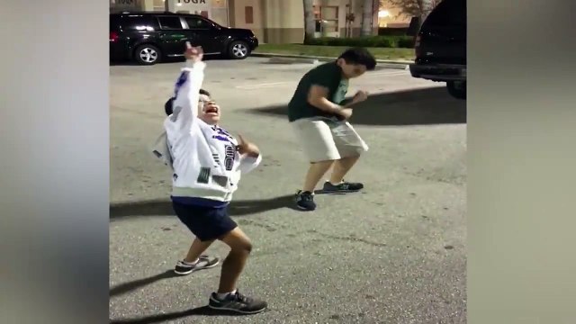 Quand tu profites de l'alarme d'une voiture pour danser un peu... Fou ces gamins
