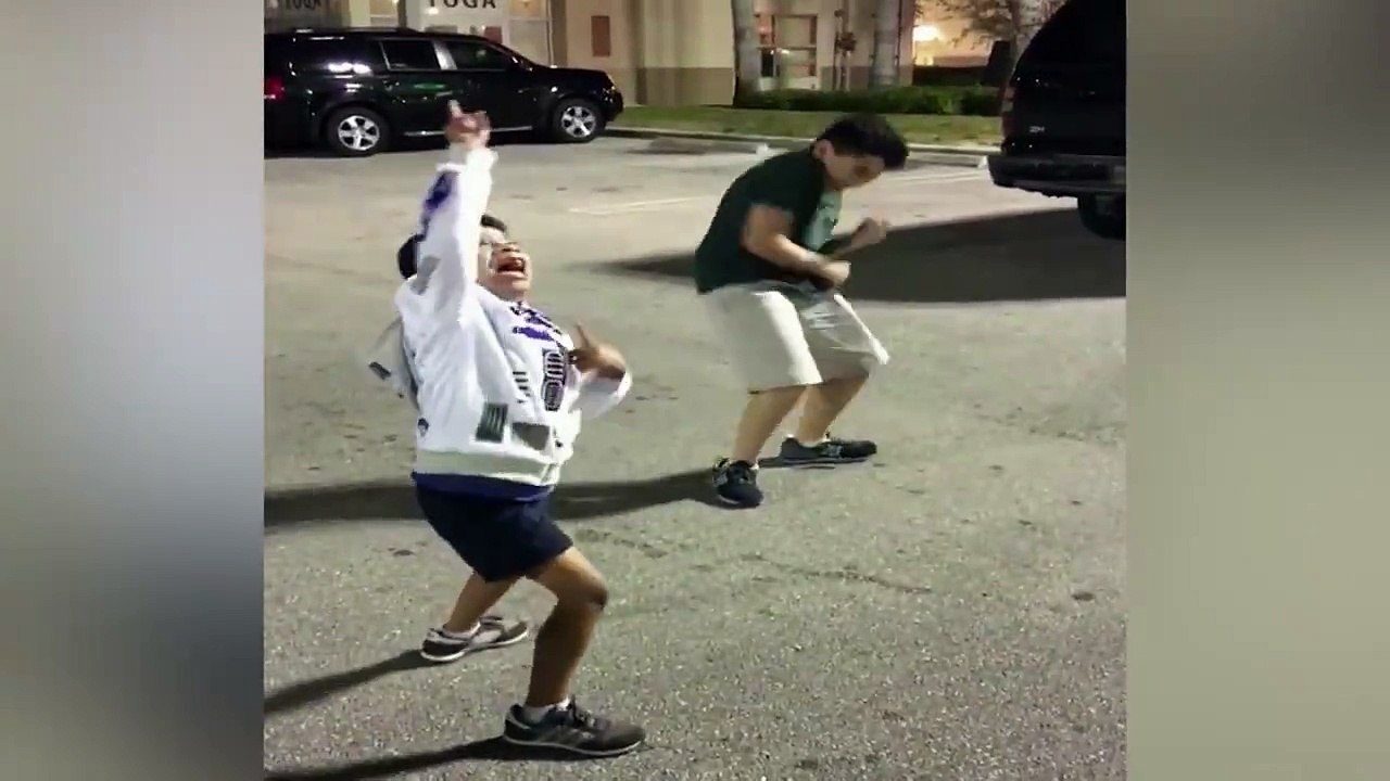 Quand tu profites de l'alarme d'une voiture pour danser un peu... Fou ces gamins