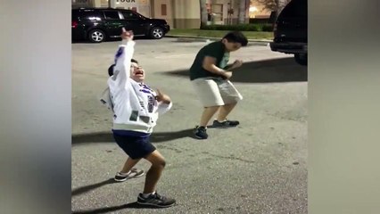 Quand tu profites de l'alarme d'une voiture pour danser un peu... Fou ces gamins