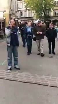 Ce gars bien bourré s'énerve « au téléphone »... Ahaha