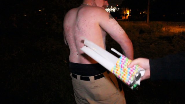 Se faire casser des néons sur le dos... Idée bien débile