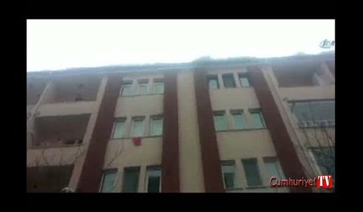 Kar kütlesinin altında kalmaktan son anda kurtuldu