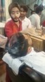 Ce coiffeur enflamme la tête de son client pour le coiffer