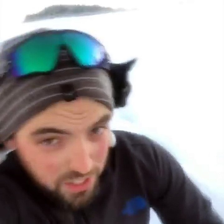 Le chat qui adore faire de la luge