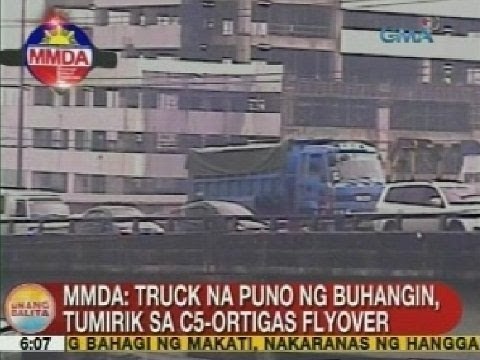 UB: MMDA: Truck na puno ng buhangin, tumirik sa C5-Ortigas flyover