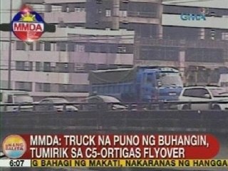 UB: MMDA: Truck na puno ng buhangin, tumirik sa C5-Ortigas flyover