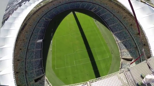 Il saute à l'élastique au-dessus d'un stade !