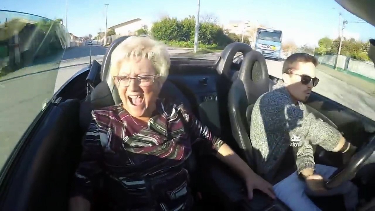 Dona Manuela borra-se toda a andar num Honda!!!!