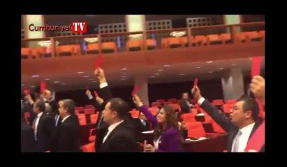 CHP'lilerden Meclis'te kırmızı kartlı protesto