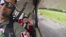 Ce pilote fait découvrir à sa fille de 4 ans des acrobaties en avion... La réaction de la petite est hilarante !