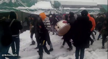 بالرغم من قساوة الطقس..زوار عين دراهم يرقصون و يغنون في جولة ميدانية وسط المدينة