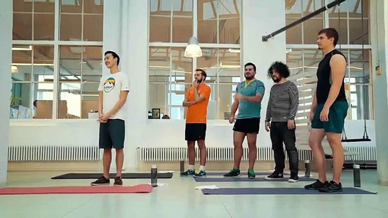 Ces 5 hommes ont suivi l'entraînement des mannequins de Victoria's Secret...