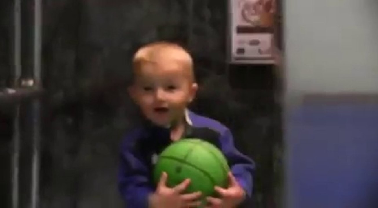 Ce gamin de 2 ans enchaine les tricks en Basket...paniers de dingues