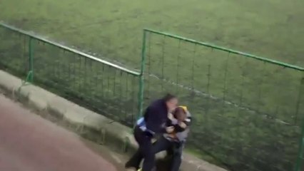 Ces 2 papas en viennent aux mains pendant le match de leurs fils !