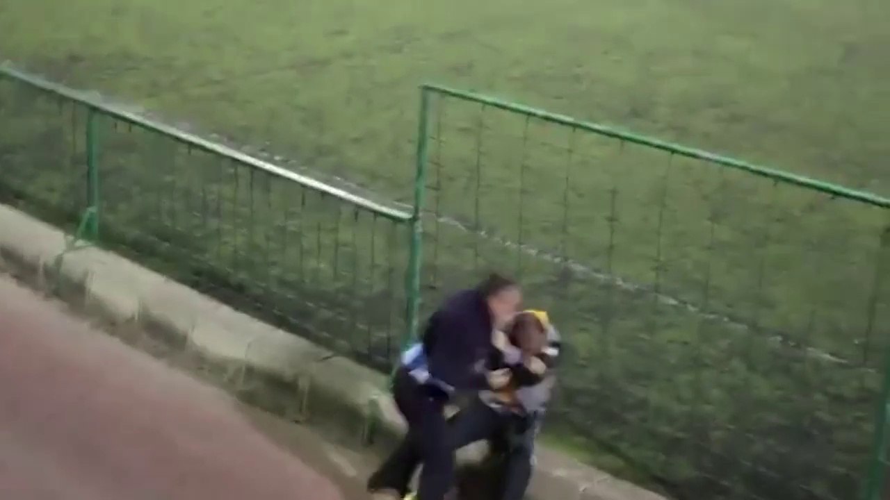 Ces 2 papas en viennent aux mains pendant le match de leurs fils !