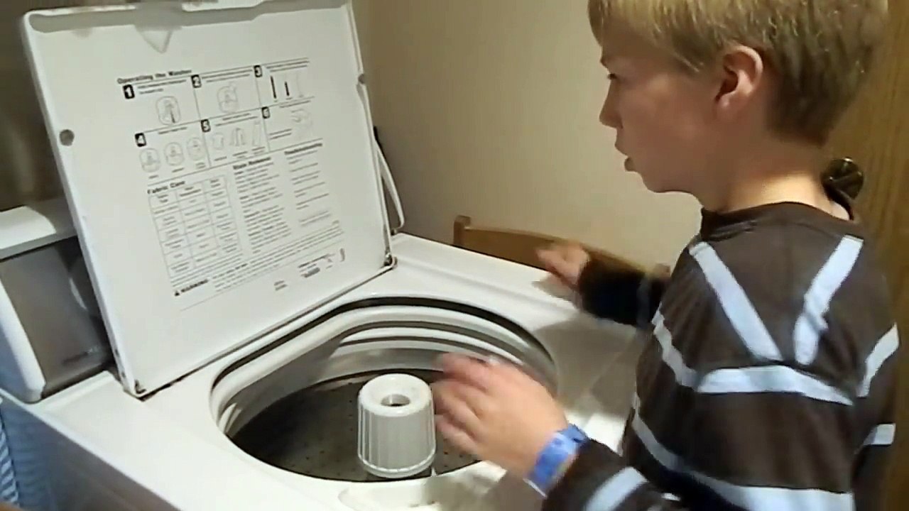 Ce que ce garçon fait avec une machine à laver vide est si fantastique, quel exceptionnel talent !