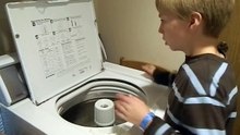 Ce que ce garçon fait avec une machine à laver vide est si fantastique, quel exceptionnel talent !