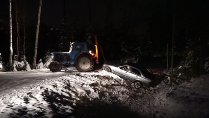 Dépannage d'une voiture avec un tracteur (Fail)