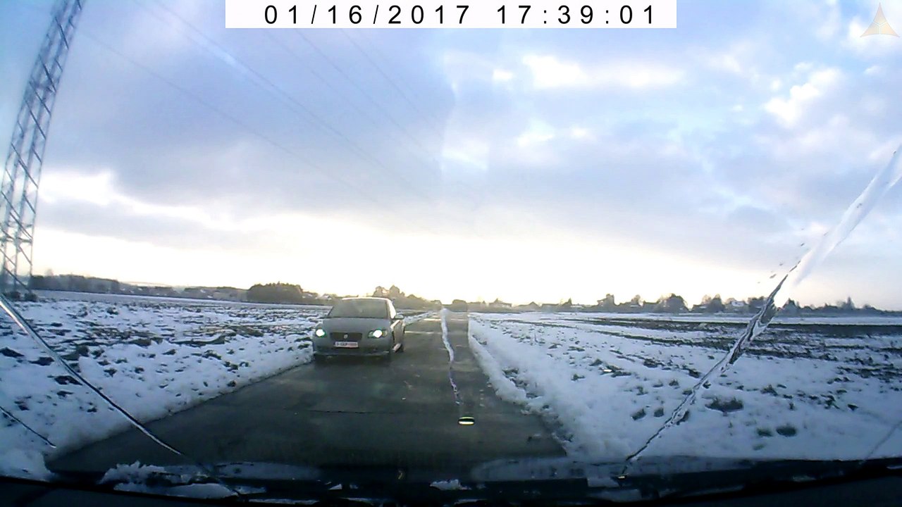 Il faut toujours dégager la neige sur le toit de sa voiture, sinon voilà ce qui arrive ...