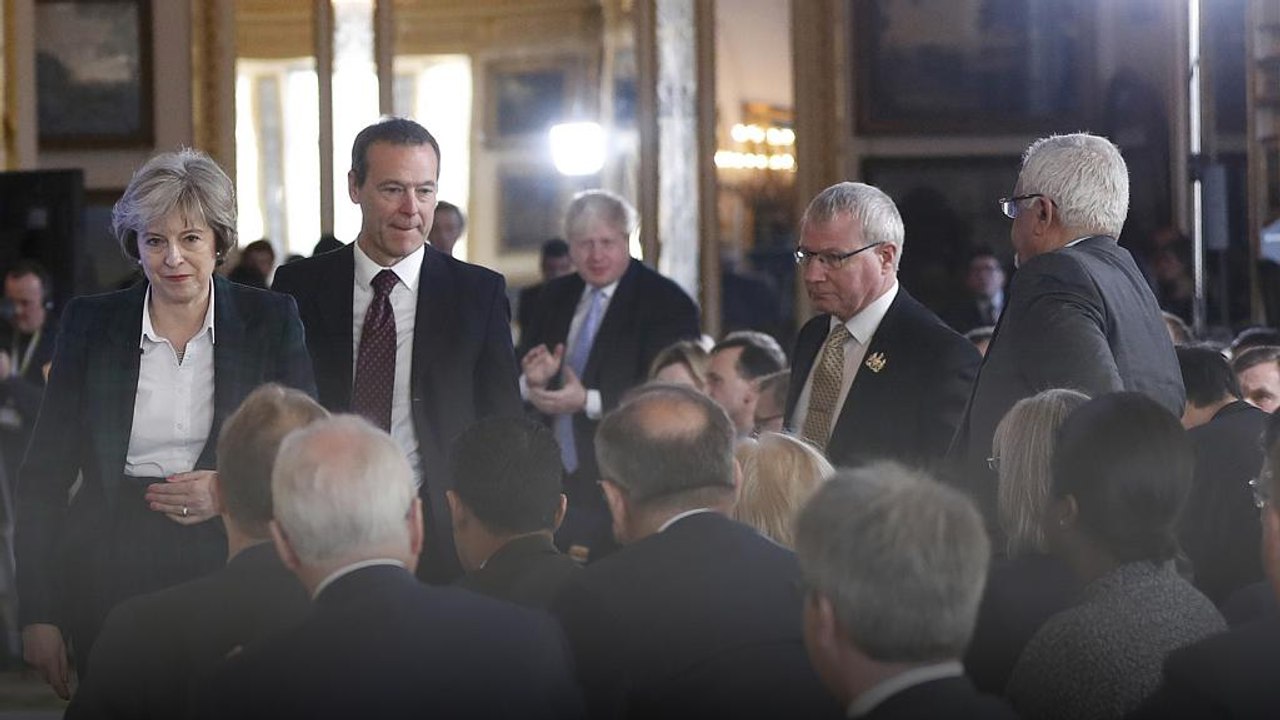 Αντιδράσεις από Κόρμπιν, Στέρτζιον για το «σκλη...
