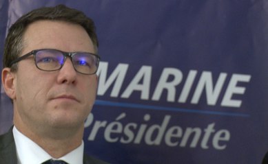 Présidentielle: le "nettoyeur" de Marine Le Pen en pleine action à Grenoble