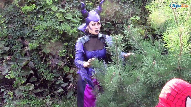 Spiderman Scared by EVIL ELSA! w/ Frozen Elsa Maleficent Hulk & Batman! Superhero fun. Ep. 121