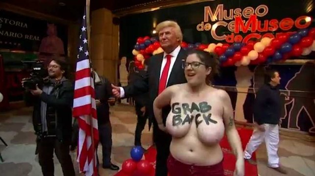 Une Femen aux seins nus s'attaque à une statue de Donald Trump à Madrid