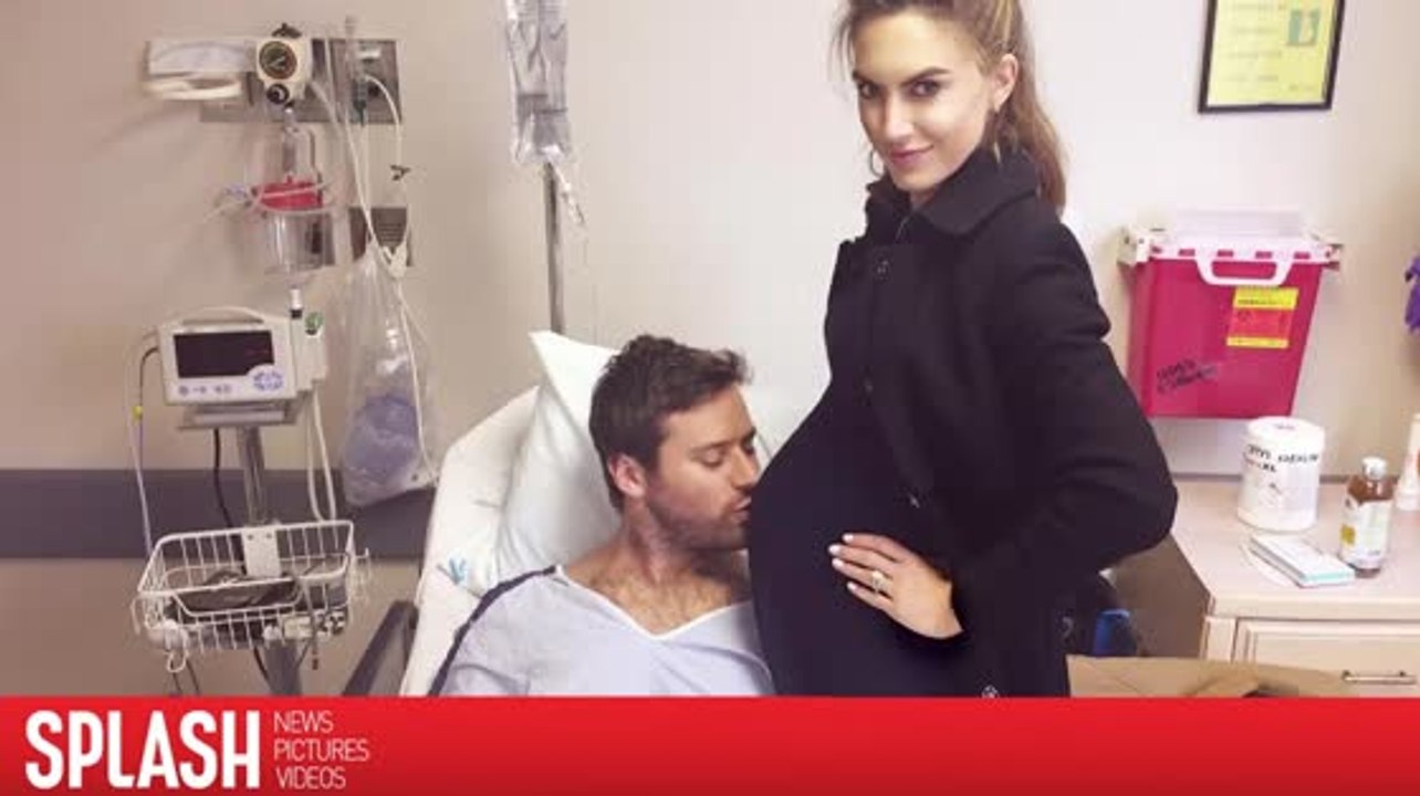 Armie Hammer y Elizabeth Chambers le dan la bienvenida a un niño