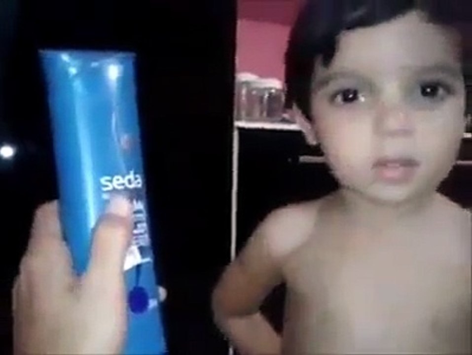 Criança apredendo a ler