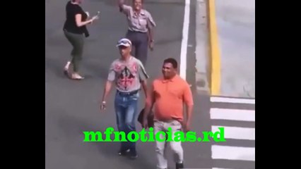 mujer policia se inca en medio del palacio de la policía/y mira lo que pido