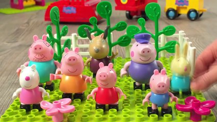 Download Video: Character - Peepa Pig - Construction Set - Deluxe Peppas House & Family Car