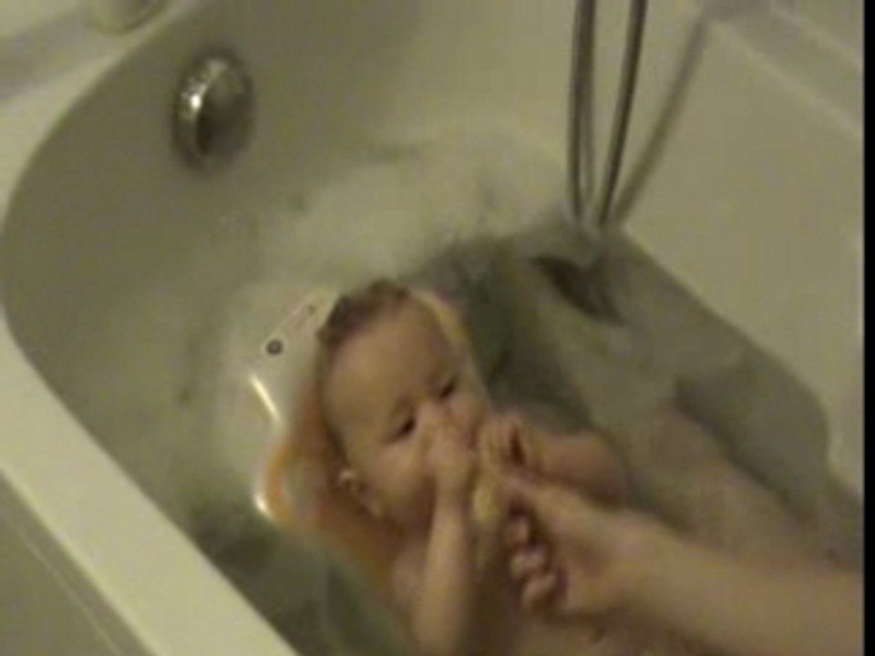 Emma dans son bain