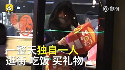 Clip Trịnh Sảng bật khóc giữa phố