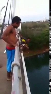 Жесть! 18 Прыгнул с моста в воду и утонул!