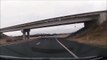 Il filme un chauffard qui se crash en face sur l'autoroute